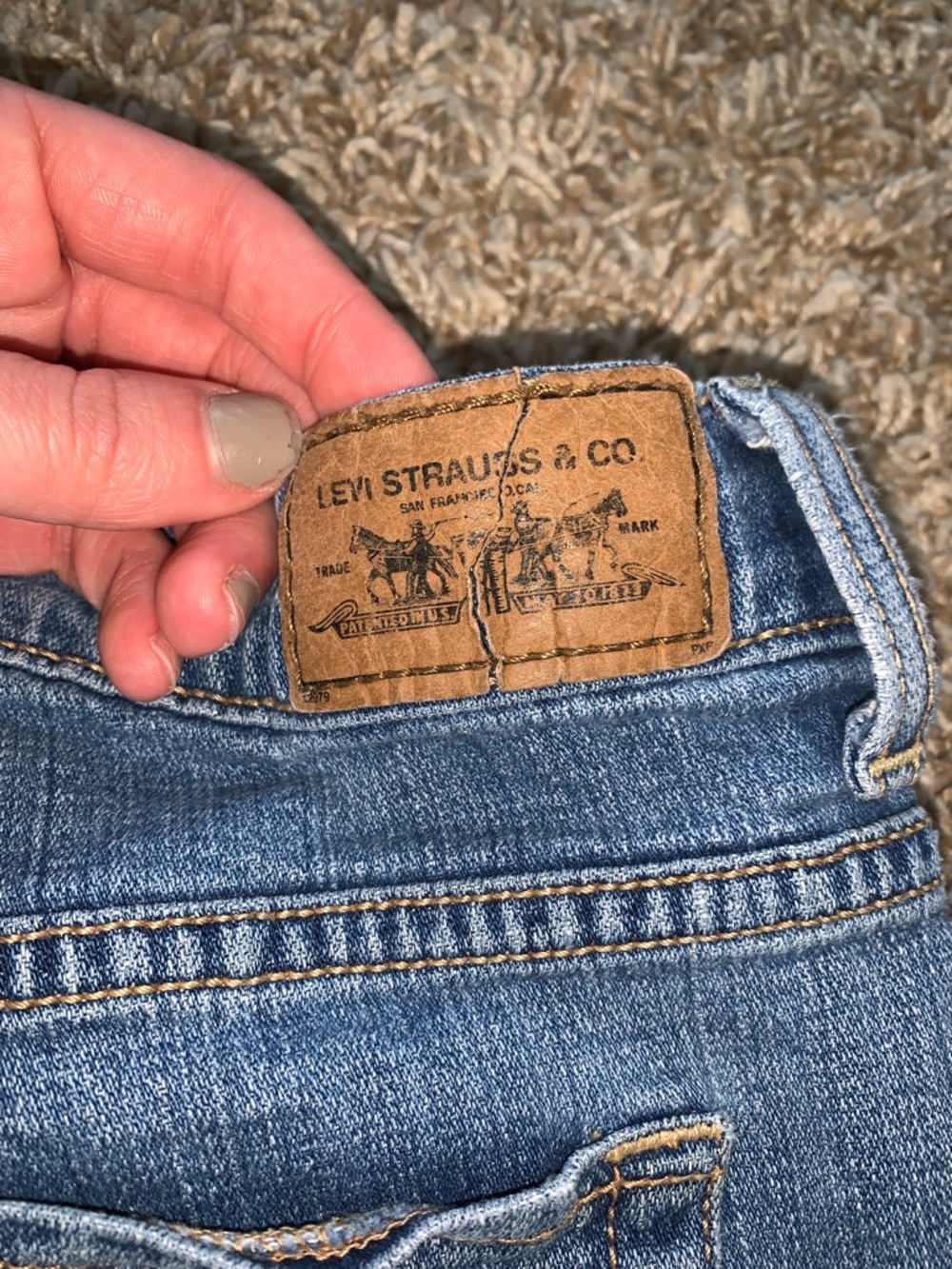 Vintage Levi's Women’s Medium Wash Blue Denim Summer Jean Shorts Size 4 - Picture 8 of 8